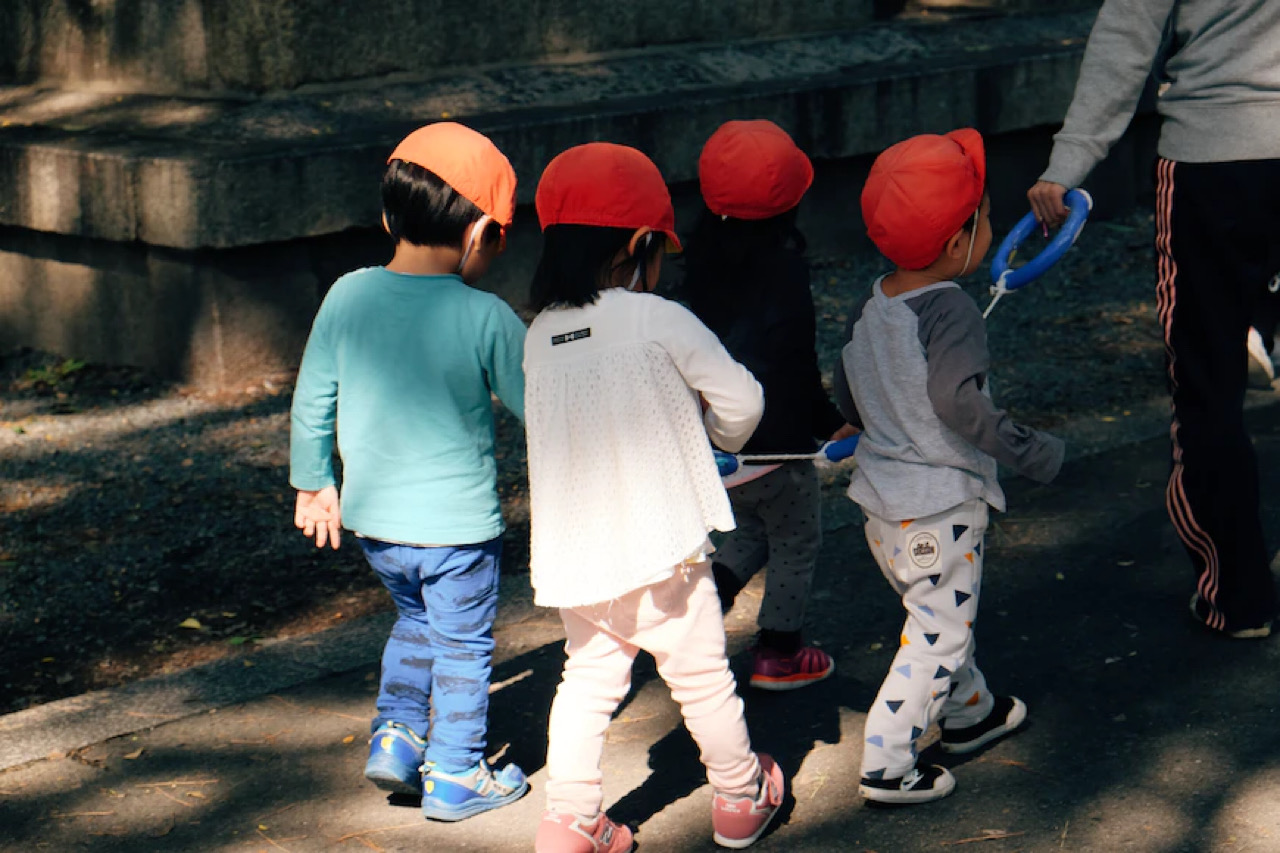 幼稚園で遊ぶ子供